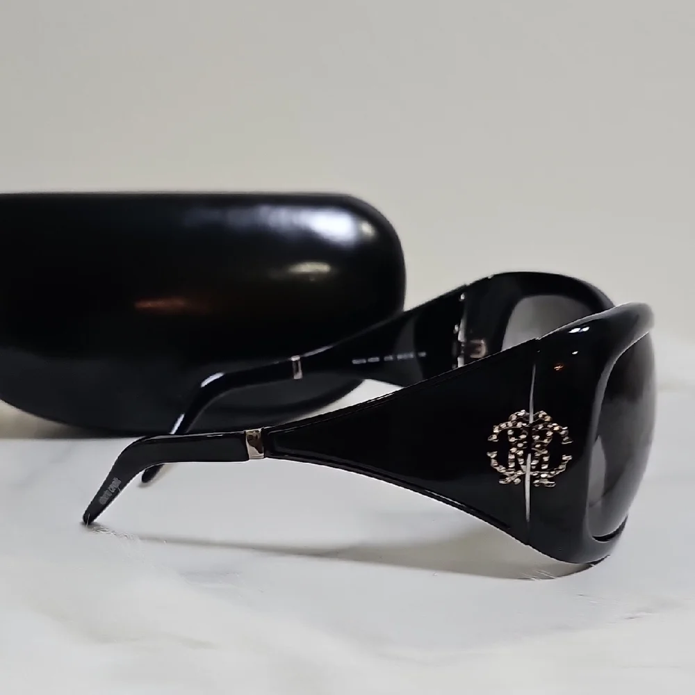 Roberto Cavalli Black Sunglasses with a Black Hard Case - Picture 6 of 9
